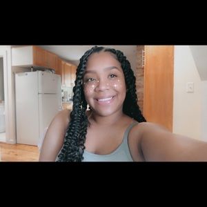 Meet your Posher, Laura